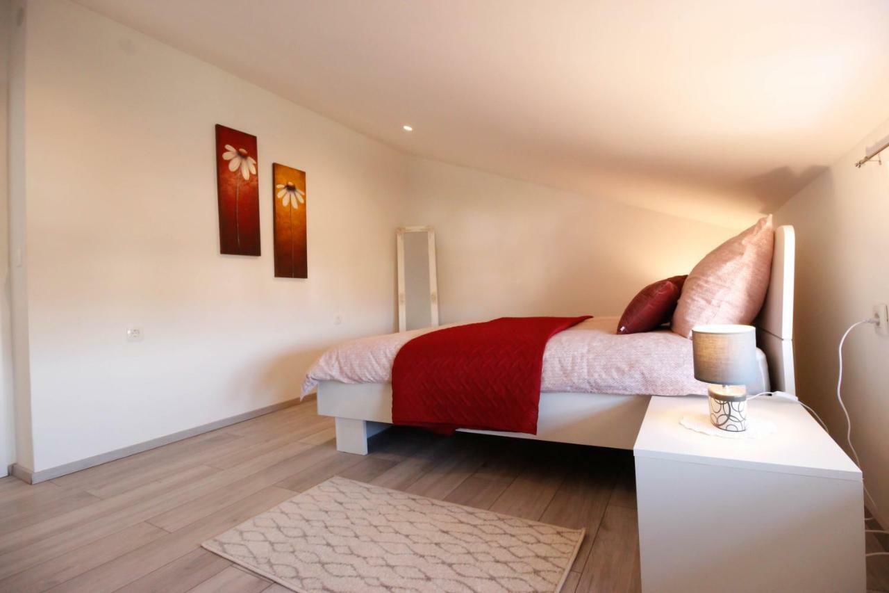 Studio Apartman Sky Ровинь Экстерьер фото
